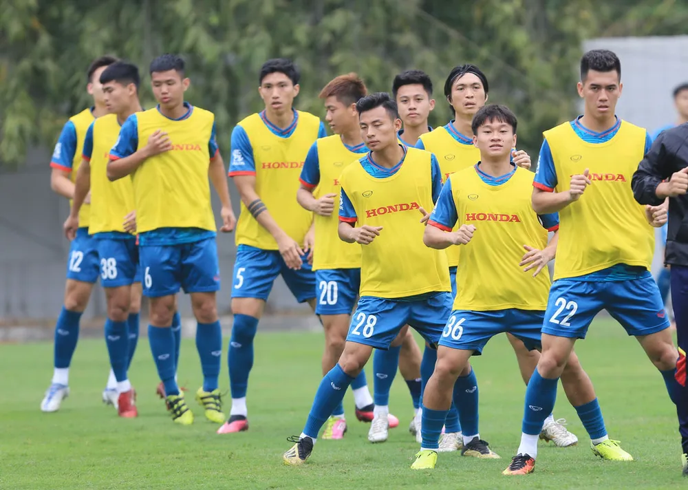 Tiến Linh (đầu hàng) bị loại do còn chấn thương và Công Phượng cùng năm tiền đạo khác được giữ lại. Ảnh: VFF