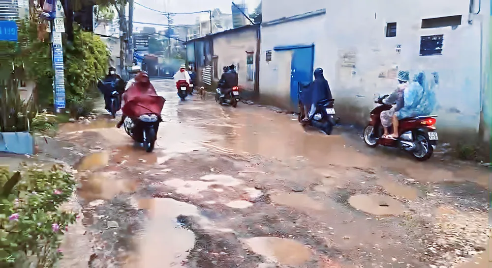 Đường Bình Thành quận Bình Tân có nhiều ổ gà, gây khó khăn cho người dân khi lưu thông qua đây. Ảnh: THẢO HIỀN