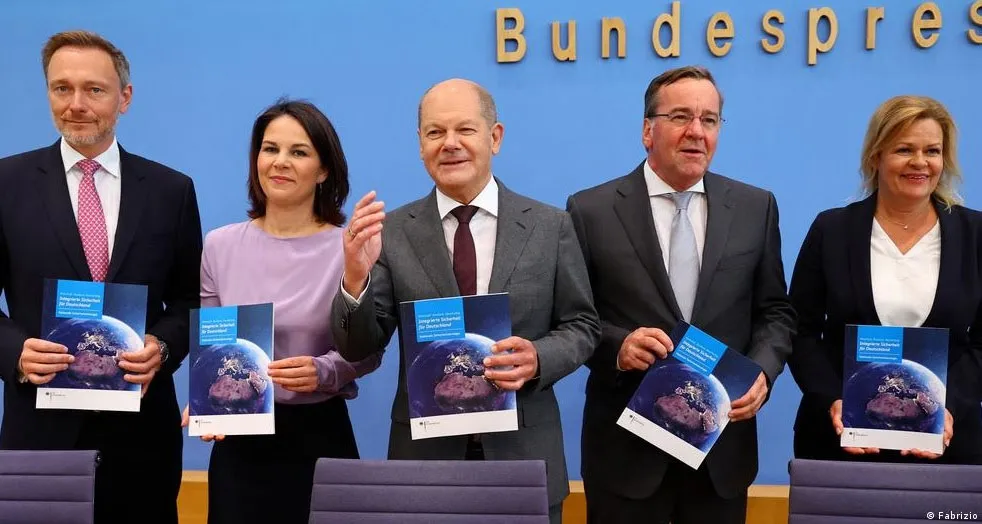 Thủ tướng Đức Olaf Scholz (giữa) và các thành viên trong nội các của ông trong buổi công bố chiến lược an ninh quốc gia hôm 14-6. Ảnh: DW