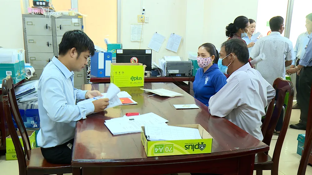 Người dân TP Cần Thơ nhận tiền bồi thường dự án cao tốc Châu Đốc - Cần Thơ - Sóc Trăng. Ảnh: CHÂU ANH