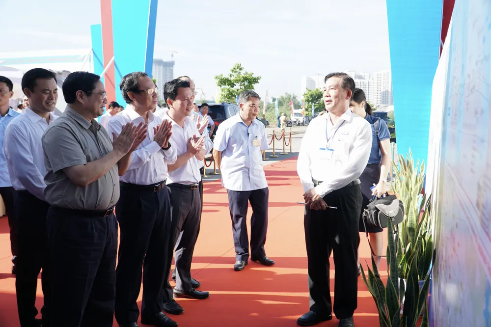 Thủ tướng Phạm Minh Chính và lãnh đạo TP.HCM nghe trình bày về dự án đường vành đai 3 TP.HCM tại lễ khởi công. Ảnh: NHẬT DIỄM