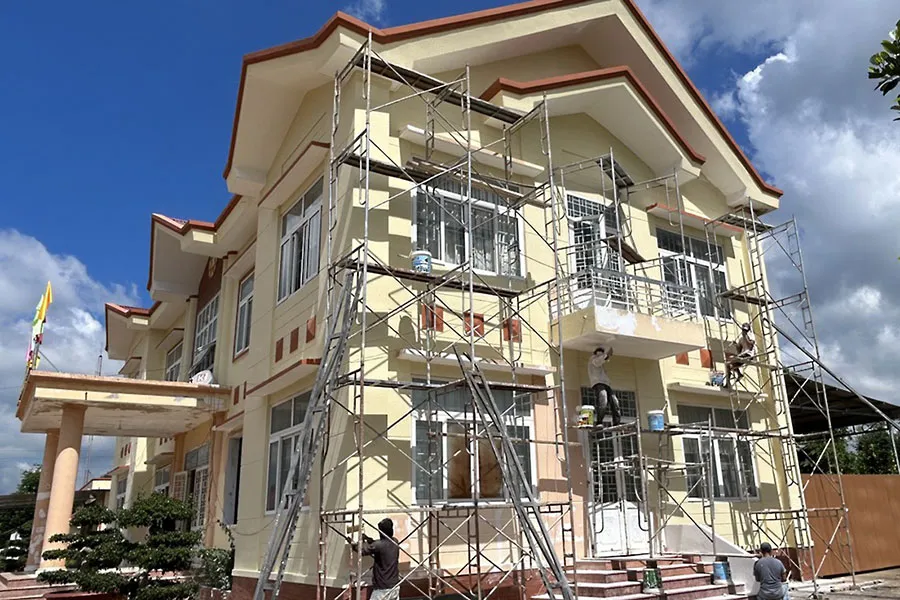 Trụ sở UBND xã Ea Ktur đang được sửa chữa lại. Ảnh: V.LONG