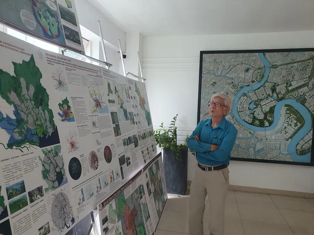 TS Võ Kim Cương, nguyên Phó kiến trúc sư trưởng TP.HCM, đang xem bức tranh tổng thể về phát triển đô thị các huyện vùng ven TP.HCM được trưng bày ở Sở QH-KT TP.HCM. Ảnh: KC TS Võ Kim Cương, nguyên Phó kiến trúc sư trưởng TP.HCM, đang xem bức tranh tổng thể về phát triển đô thị các huyện vùng ven TP.HCM được trưng bày ở Sở QH-KT TP.HCM. Ảnh: KC