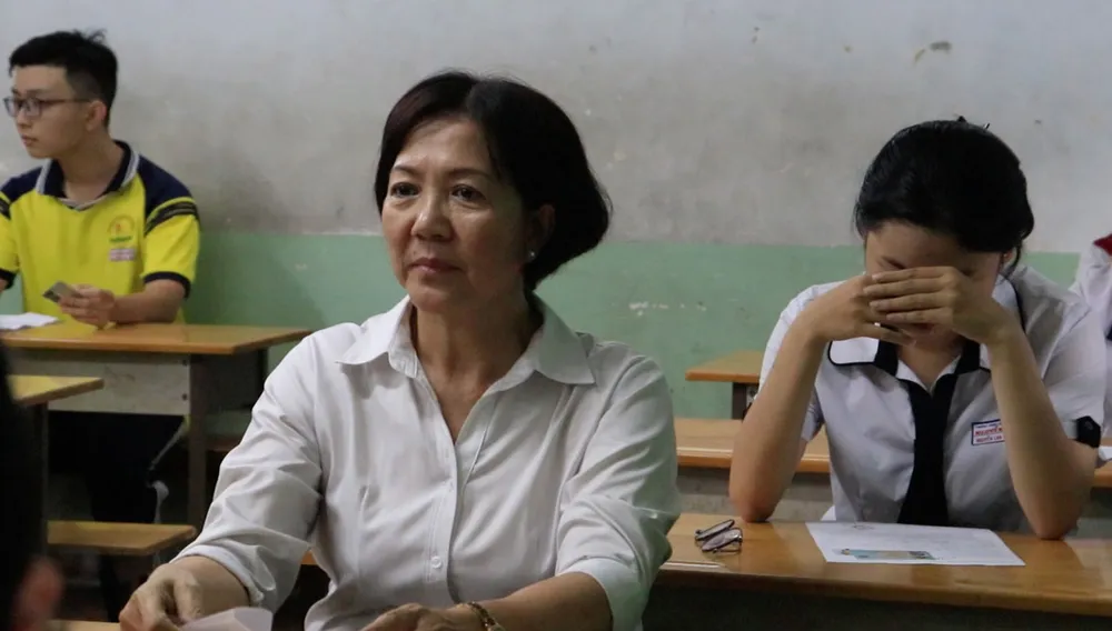 Cô Ngô Thị Kim Chi đang làm thủ tục dự thi. Ảnh: TRẦN MINH