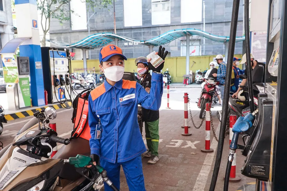Năm 2022 có thời điểm xăng dầu tăng liên tục sáu lần, tạo áp lực lớn cho người dân. Ảnh: AN HIỀN