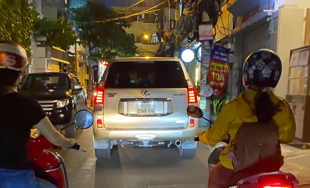 Việc thí điểm đấu giá biển số ô tô được thực hiện bằng hình thức trực tuyến, diễn ra trong vòng ba năm. Ảnh: HOÀNG GIANG