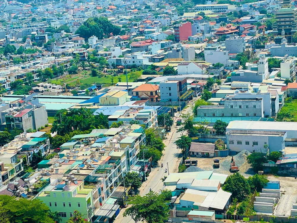 Hiện chủ yếu vẫn là nhà ở riêng lẻ do người dân tự xây dựng, nhà ở theo dự án chỉ chiếm tỉ lệ thấp với nguồn cung ngày càng giảm. Ảnh: VIỆT HOA