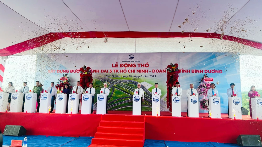 Các đại biểu nhấn nút động thổ xây dựng đường vành đai 3 TP.HCM đoạn qua tỉnh Bình Dương. Ảnh: LÊ ÁNH