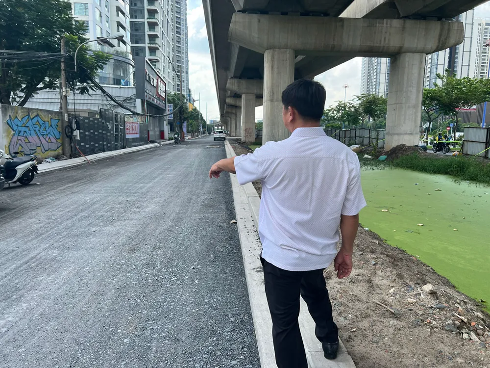 Ông Trần Hữu Trọng đang đứng trên phần đất bị thu hồi để làm đường song hành Xa lộ Hà Nội. Ảnh: HỮU ĐĂNG Ông Trần Hữu Trọng đang đứng trên phần đất bị thu hồi để làm đường song hành Xa lộ Hà Nội. Ảnh: HỮU ĐĂNG