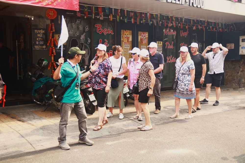 Doanh nghiệp du lịch lên kế hoạch từ sớm để có giá tour ưu đãi cho du khách. Ảnh: THU TRINH