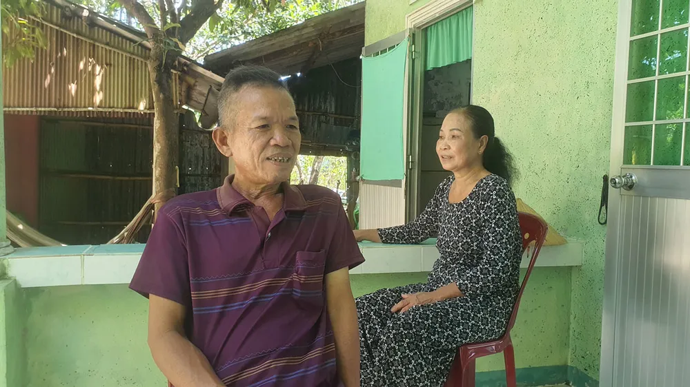 Vợ chồng ông Sự và tờ lệnh tạm tha - tài liệu duy nhất còn lại trong việc ông bị bắt giam từ 40 năm trước. Ảnh: TRẦN VŨ Vợ chồng ông Sự và tờ lệnh tạm tha - tài liệu duy nhất còn lại trong việc ông bị bắt giam từ 40 năm trước. Ảnh: TRẦN VŨ