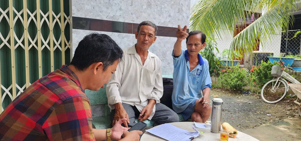 Người dân ấp 2, xã Tân Đông, huyện Thạnh Hóa bày tỏ bức xúc với phóng viên. Ảnh: PV