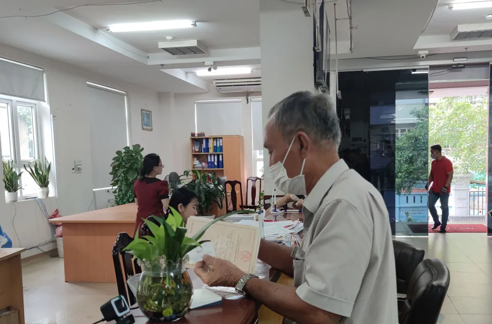 Người lao động làm thủ tục hành chính tại cơ quan BHXH. Ảnh: NH