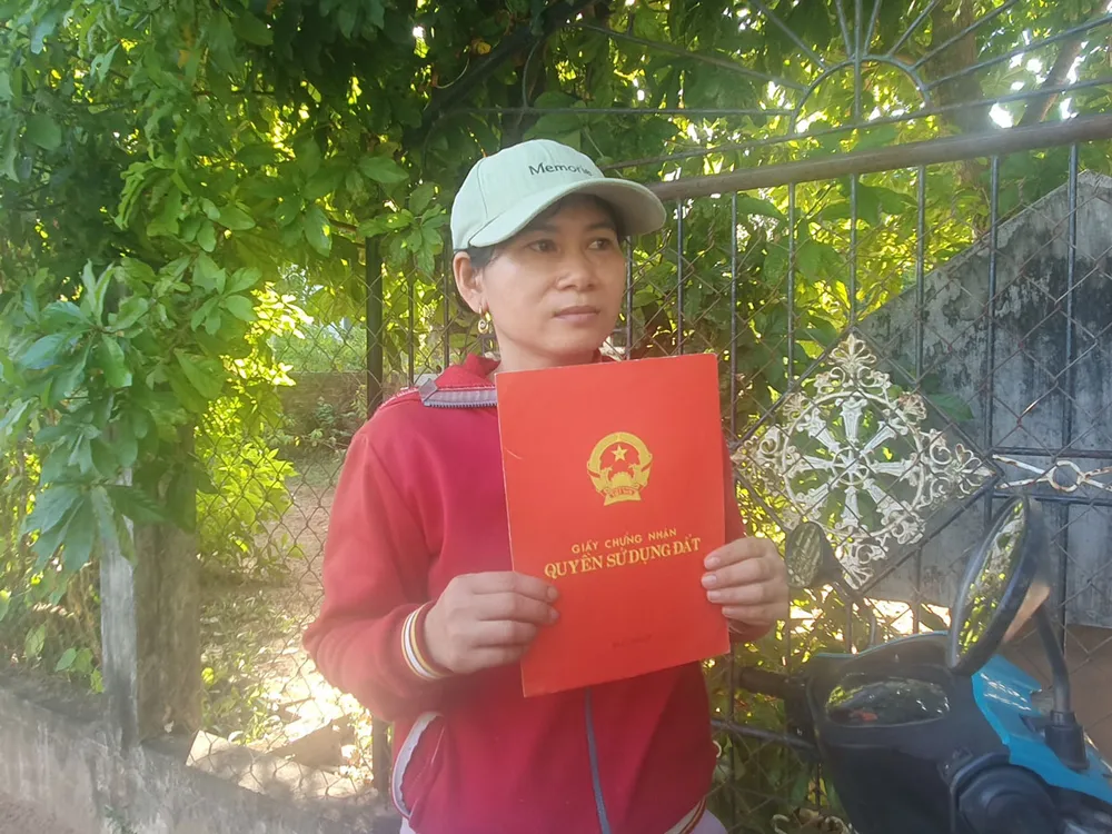 Bà Phương, bà Lợi (đội nón) được cấp sổ hồng 14 năm qua nhưng vẫn chưa được chính quyền giao đất để xây nhà. Ảnh: QN