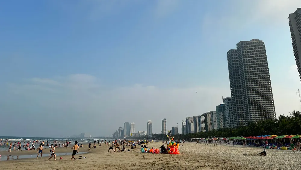 Các chuyên gia cho rằng Đà Nẵng cần thu hồi một số dự án sát mép biển để trả lại không gian công cộng cho người dân. Ảnh: LÊ PHI Các chuyên gia cho rằng Đà Nẵng cần thu hồi một số dự án sát mép biển để trả lại không gian công cộng cho người dân. Ảnh: LÊ PHI