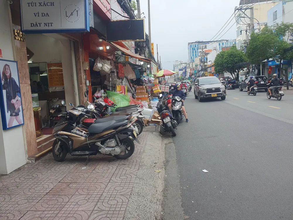 Vỉa hè, lòng đường tại đường Cách Mạng Tháng Tám, quận 3 bị chiếm dụng. Ảnh: KC