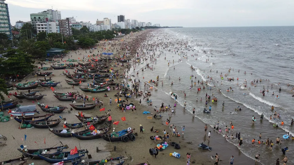 Trong sáu tháng đầu năm 2023, TP Sầm Sơn đón 5,3 triệu lượt khách, doanh thu đạt trên 9.100 tỉ đồng. Ảnh: ĐẶNG TRUNG Trong sáu tháng đầu năm 2023, TP Sầm Sơn đón 5,3 triệu lượt khách, doanh thu đạt trên 9.100 tỉ đồng. Ảnh: ĐẶNG TRUNG