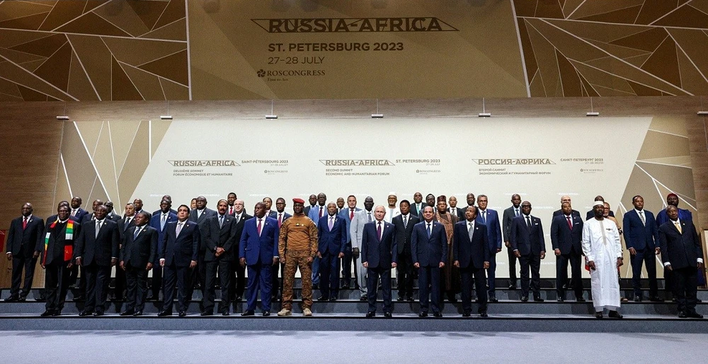 Tổng thống Nga Vladimir Putin và các lãnh đạo châu Phi trong phiên bế mạc Hội nghị thượng đỉnh Nga - châu Phi ở TP St. Petersburg hôm 28-7. Ảnh: TASS