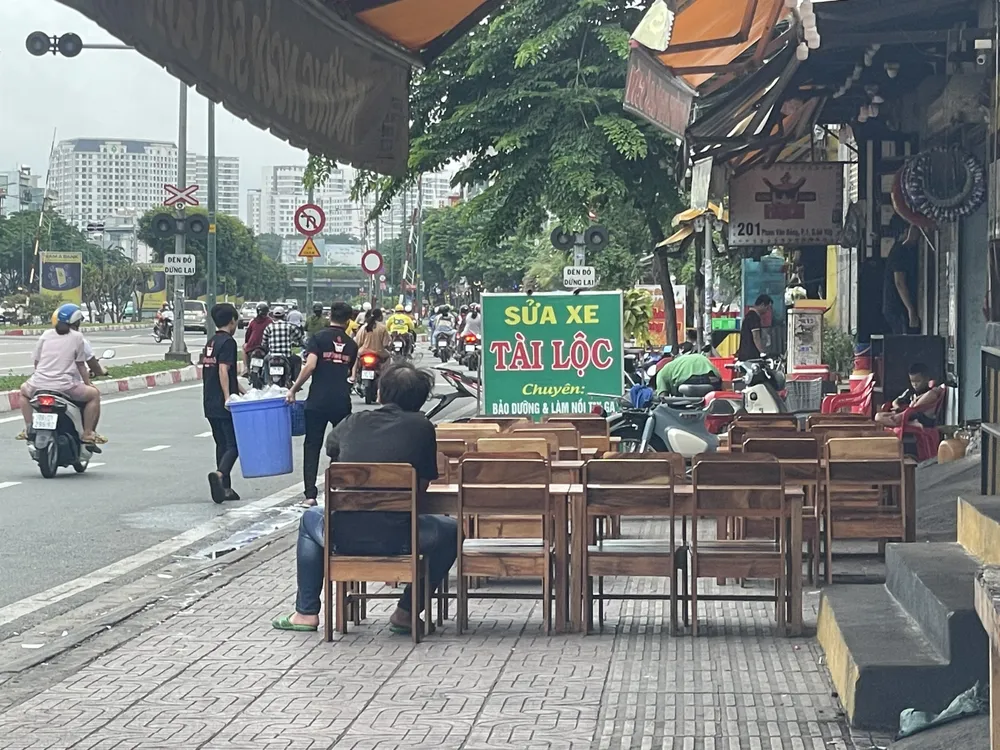 Không gian vỉa hè bị chiếm dụng trên hầu hết tuyến đường tại TP.HCM. Ảnh: VH Không gian vỉa hè bị chiếm dụng trên hầu hết tuyến đường tại TP.HCM. Ảnh: VH