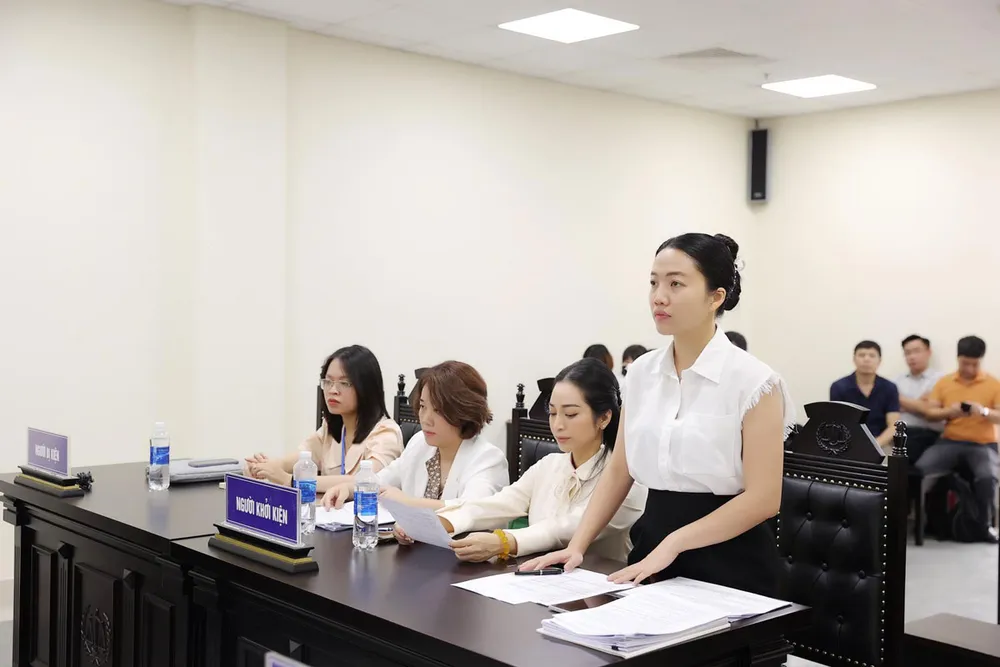 Đại diện Công ty VIETART trình bày tại phiên tòa. Ảnh: HÒA NGUYỄN Đại diện Công ty VIETART trình bày tại phiên tòa. Ảnh: HÒA NGUYỄN