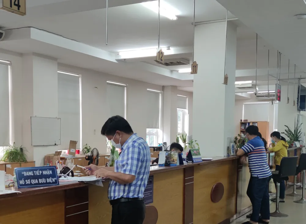 Người dân đến cơ quan BHXH TP.HCM thực hiện các thủ tục liên quan đến BHXH. Ảnh: NGUYỄN HIỀN Người dân đến cơ quan BHXH TP.HCM thực hiện các thủ tục liên quan đến BHXH. Ảnh: NGUYỄN HIỀN