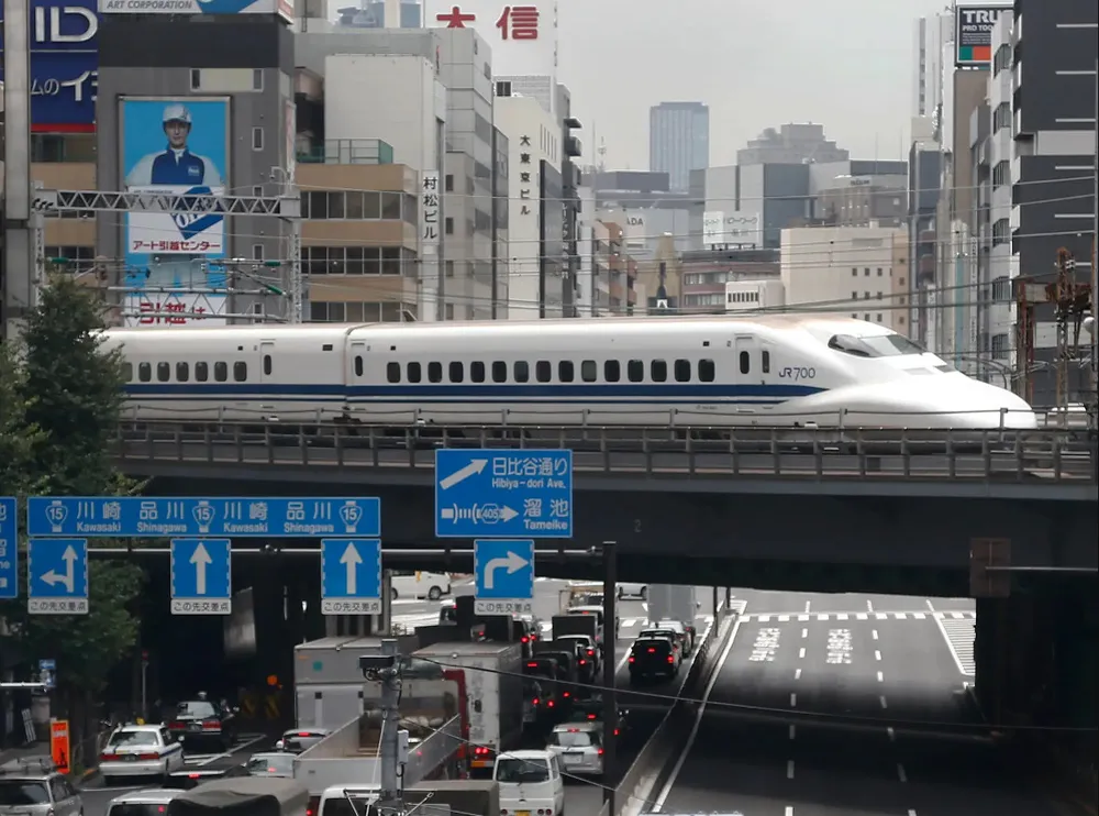 Một chuyến tàu cao tốc Shinkansen ở Nhật Bản. Ảnh: AP
