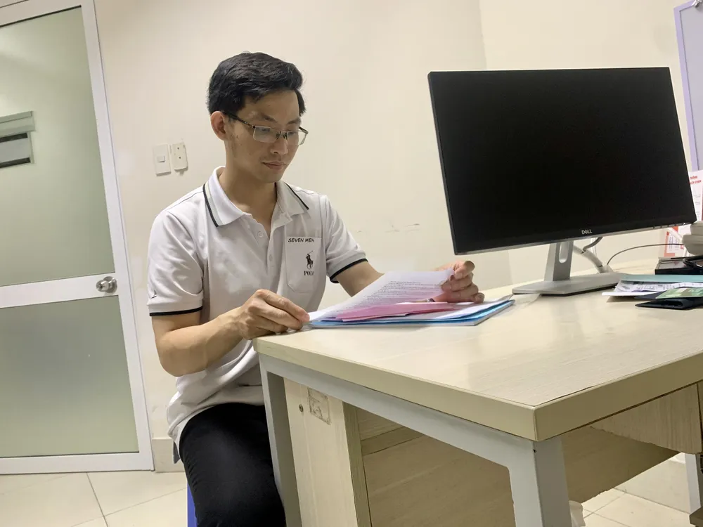 Ông Lê Tuấn Vũ đang trình bày sự việc với PV. Ảnh: HỮU ĐĂNG