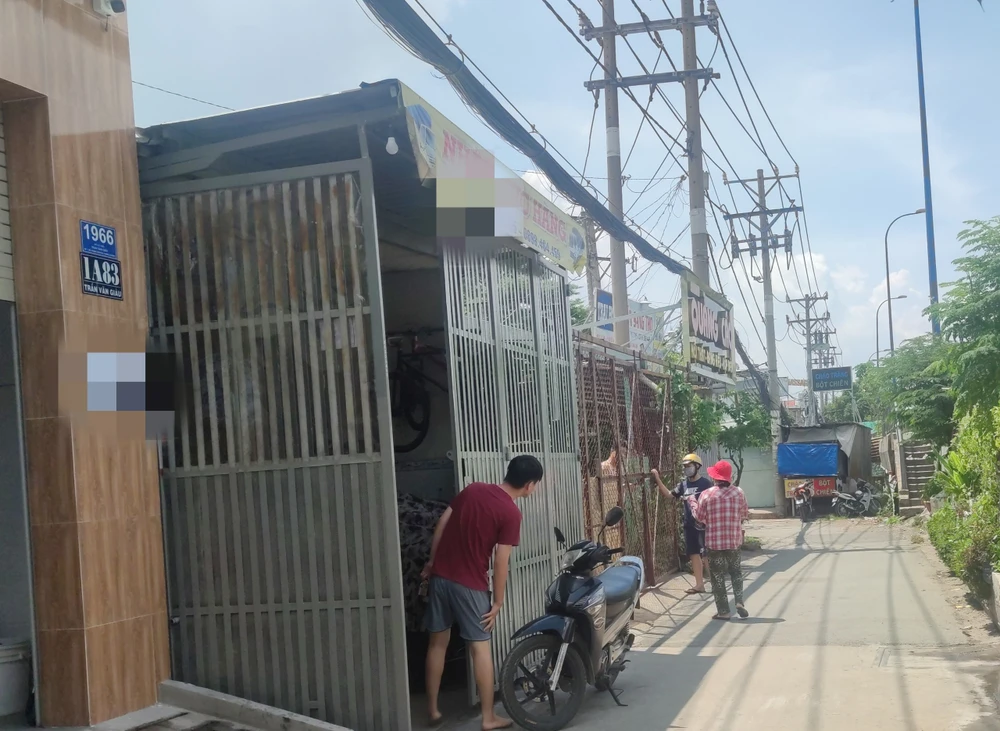 Một người dân đang phải hỏi rất nhiều người mới tìm đến được địa chỉ nhà người quen tại đường Nguyễn Văn Giàu, huyện Bình Chánh. Ảnh: NGUYỄN HIỀN Một người dân đang phải hỏi rất nhiều người mới tìm đến được địa chỉ nhà người quen tại đường Nguyễn Văn Giàu, huyện Bình Chánh. Ảnh: NGUYỄN HIỀN