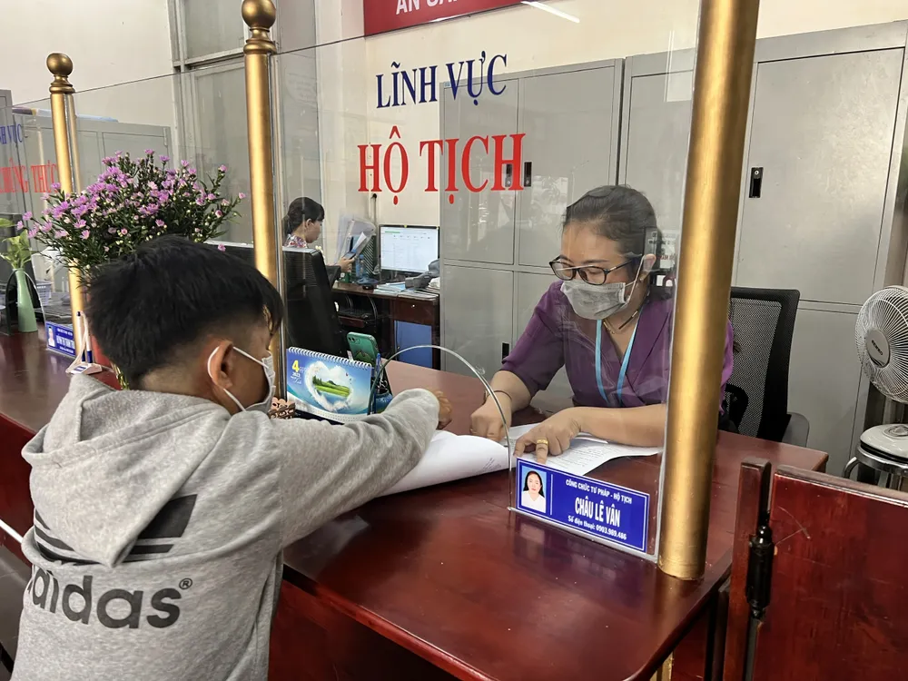 Người dân đến trích lục giấy tờ hộ tịch tại UBND phường 5, quận Bình Thạnh. Ảnh: HỮU ĐĂNG