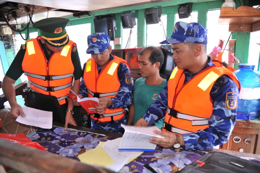 Đoàn công tác liên ngành của tỉnh Phú Yên cùng Bộ Tư lệnh Vùng Cảnh sát biển 2 tuyên truyền, phổ biến cho ngư dân biết, hiểu và thực thi các quy định về chống khai thác IUU. Ảnh: QUỐC VŨ Đoàn công tác liên ngành của tỉnh Phú Yên cùng Bộ Tư lệnh Vùng Cảnh sát biển 2 tuyên truyền, phổ biến cho ngư dân biết, hiểu và thực thi các quy định về chống khai thác IUU. Ảnh: QUỐC VŨ