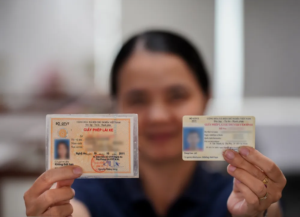 Theo đề xuất, giấy phép lái xe không thời hạn được cấp trước ngày 1-7-2012 phải được đổi sang giấy phép lái xe mới theo lộ trình do Chính phủ quy định. Ảnh: MINH HOÀNG Theo đề xuất, giấy phép lái xe không thời hạn được cấp trước ngày 1-7-2012 phải được đổi sang giấy phép lái xe mới theo lộ trình do Chính phủ quy định. Ảnh: MINH HOÀNG