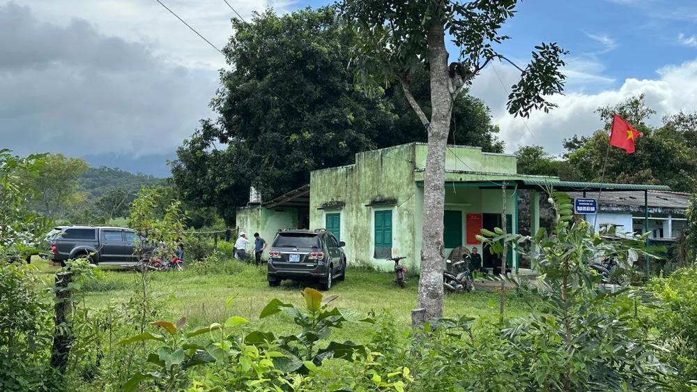 Đoàn công tác của Sở NN&amp;PTNT khảo sát khu vực làm dự án tại rừng Sông Móng - Ka Pét ngày 6-9. Ảnh: VÕ TÙNG