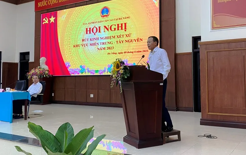 Ông Nguyễn Trí Tuệ, Phó Chánh án thường trực TAND Tối cao, trao đổi về Án lệ số 47 trong Hội nghị rút kinh nghiệm xét xử khu vực miền Trung - Tây Nguyên. Ảnh: HẢI HIẾU