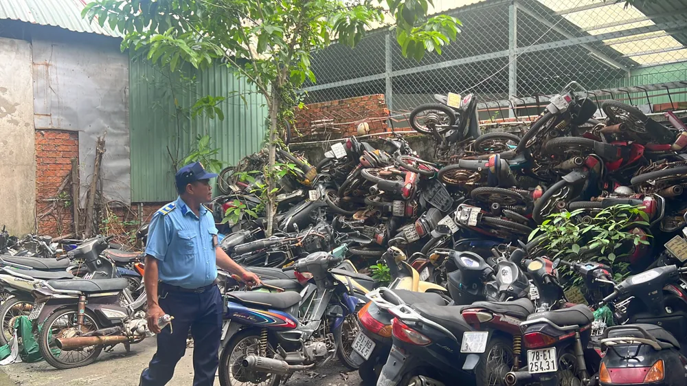 Xe máy bị bỏ quên chất thành đống tại bãi xe của Bến xe Miền Đông cũ. Ảnh: ĐÀO TRANG Xe máy bị bỏ quên chất thành đống tại bãi xe của Bến xe Miền Đông cũ. Ảnh: ĐÀO TRANG