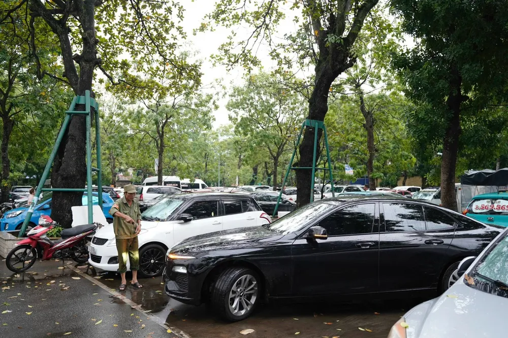 Bãi đỗ xe miễn phí ở TP Hải Phòng có sức chứa khoảng 200-250 ô tô. Ảnh: NGỌC SƠN z4693158232581_8cd74d8e1319b523d6dcca6396696185.jpg