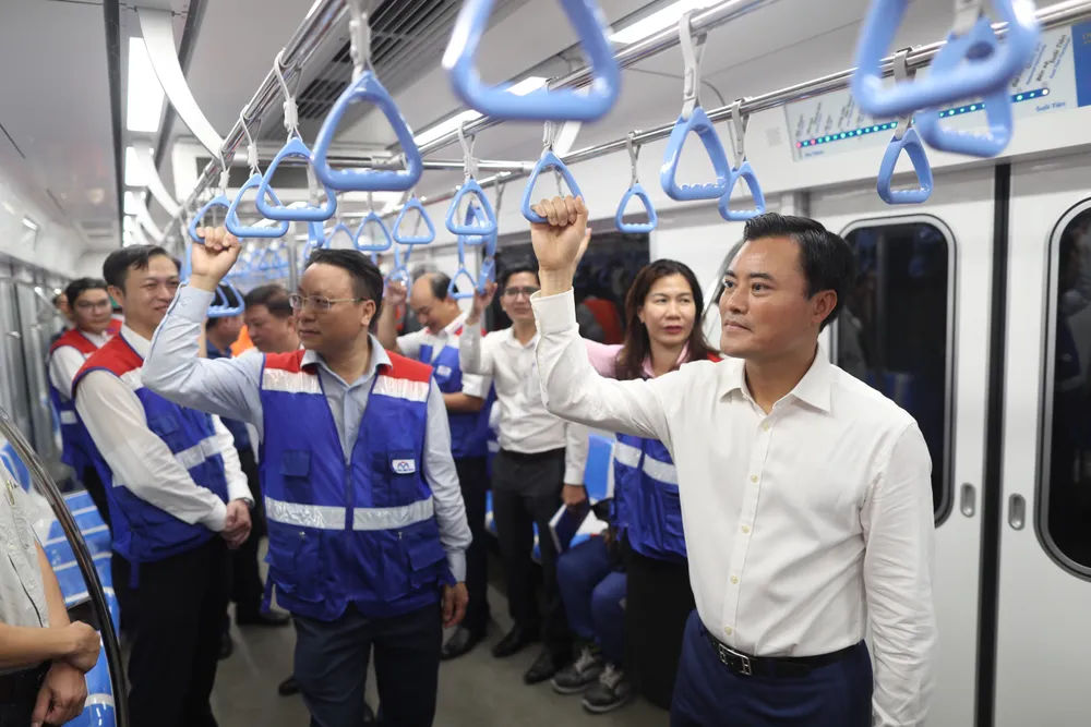Phó Chủ tịch UBND TP Bùi Xuân Cường trải nghiệm chạy thử nghiệm toàn tuyến từ ga trung tâm Bến Thành đến ga Suối Tiên. Ảnh: ĐÀO TRANG p2+3+-anh-bai-chinh-chuyen-de.jpg