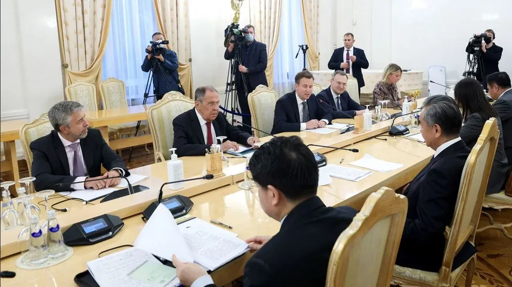 Ngoại trưởng Nga Sergey Lavrov gặp Bộ trưởng Bộ Ngoại giao Trung Quốc Vương Nghị tại Moscow hôm 18-9. Ảnh: REUTERS anh chan trang p16 20-9.JPG