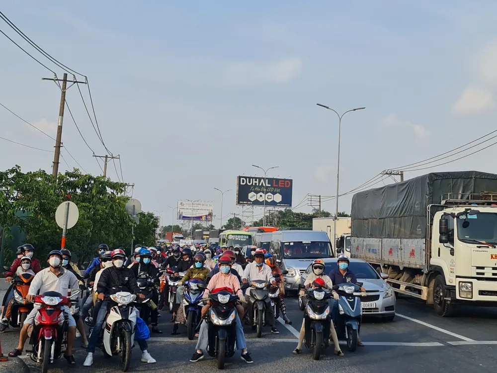 Khí thải từ xe máy là một trong những nguyên nhân chính khiến không khí bị ô nhiễm. Ảnh: CHÂU NGUYÊN P9_hinhbai.jpg