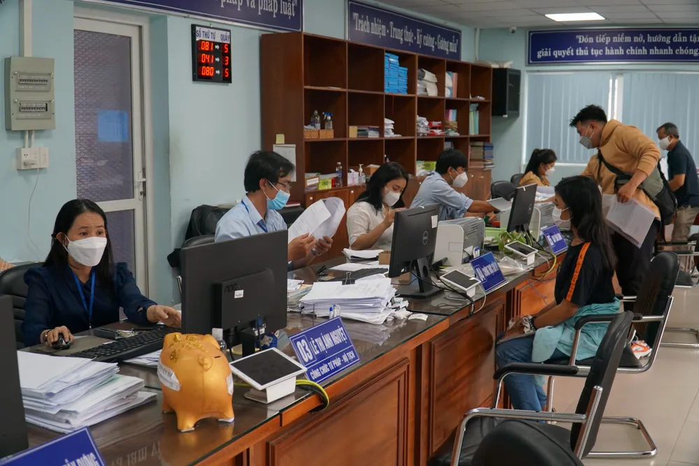 Người dân đến làm thủ tục hành chính tại UBND phường Hiệp Bình Chánh, TP Thủ Đức, TP.HCM. Ảnh: BẢO PHƯƠNG P3_Sua_CHINH_chuyende_ttam.jpg