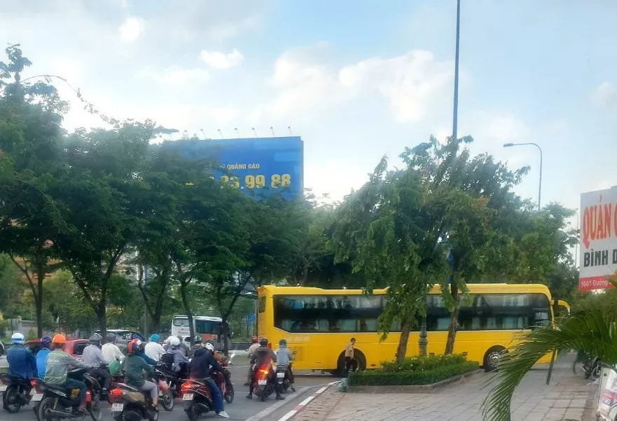 Xe khách đón trả khách tại 97 Mai Chí Thọ gây ùn ứ. Ảnh: NHƯ NGỌC 28-p8-bai-daotrang-1h-viethoa.jpg