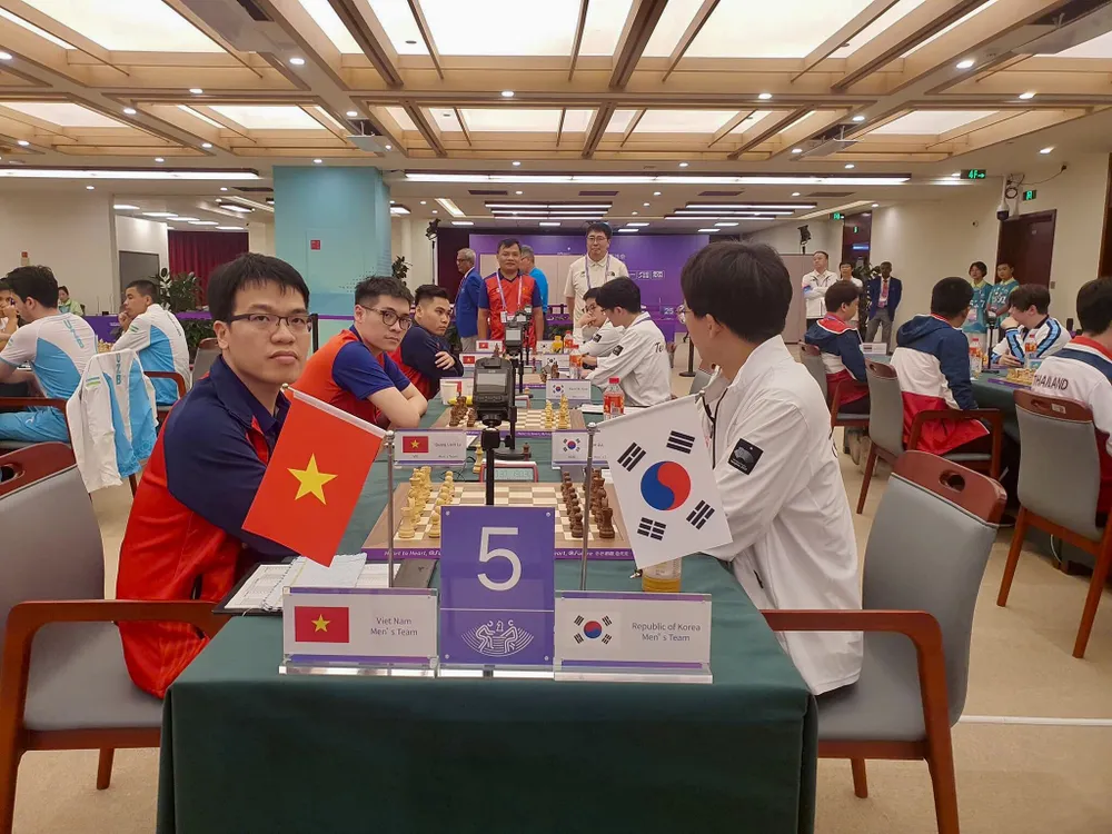 Lê Quang Liêm khai cuộc thắng Lee Junhyeok (Hàn Quốc). Ảnh: WEBTHETHAO 15_covua VN thanglon_SEP_2023_175.jpg