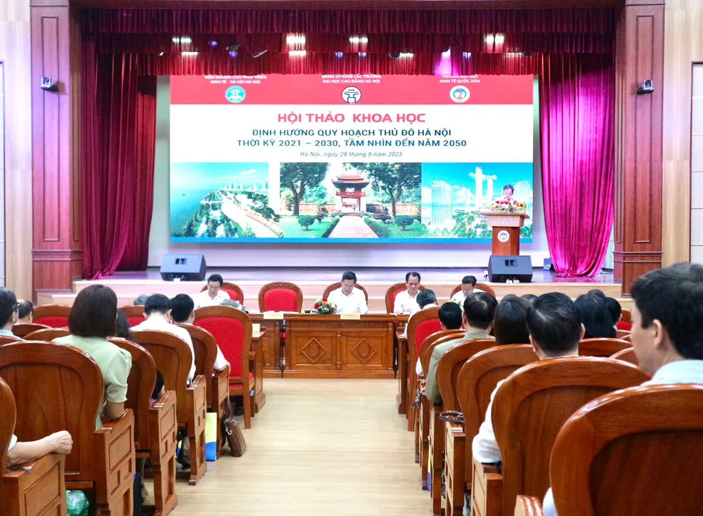 Hội thảo có sự tham gia, đóng góp ý kiến của nhiều trí thức, chuyên gia, nhà khoa học đến từ hơn 80 trường đại học, cao đẳng và học viện. Ảnh: THANH TÚ P9-Bai_TrongPhu_quyhoachthudo 29-9-1h.jpg