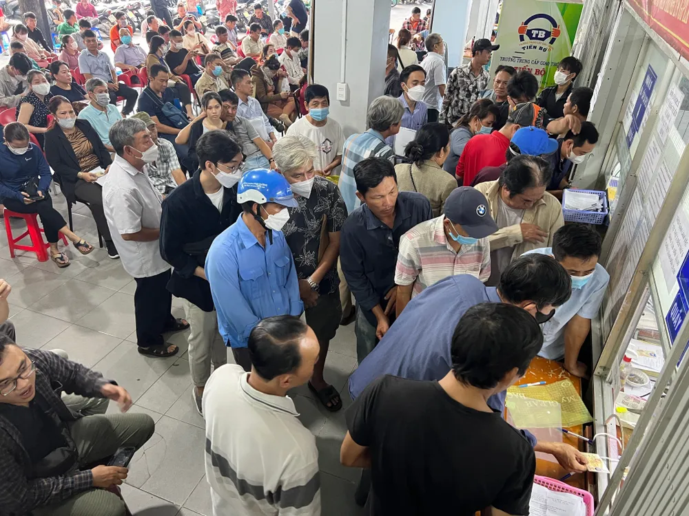 Người dân đông kín đến nộp hồ sơ đổi bằng lái xe tại Trường Trung cấp giao thông Tiến Bộ. Ảnh: THY NHUNG 8-P8-bai-thynhung-1h-viethoa.jpg