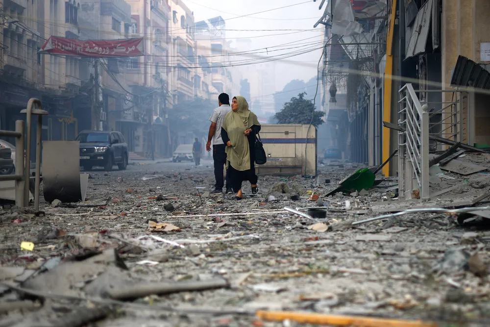 Một khu vực bị phá hủy sau cuộc tấn công của Israel vào Dải Gaza ngày 8-10. Ảnh: REUTERS anh bai chinh 9-10.png