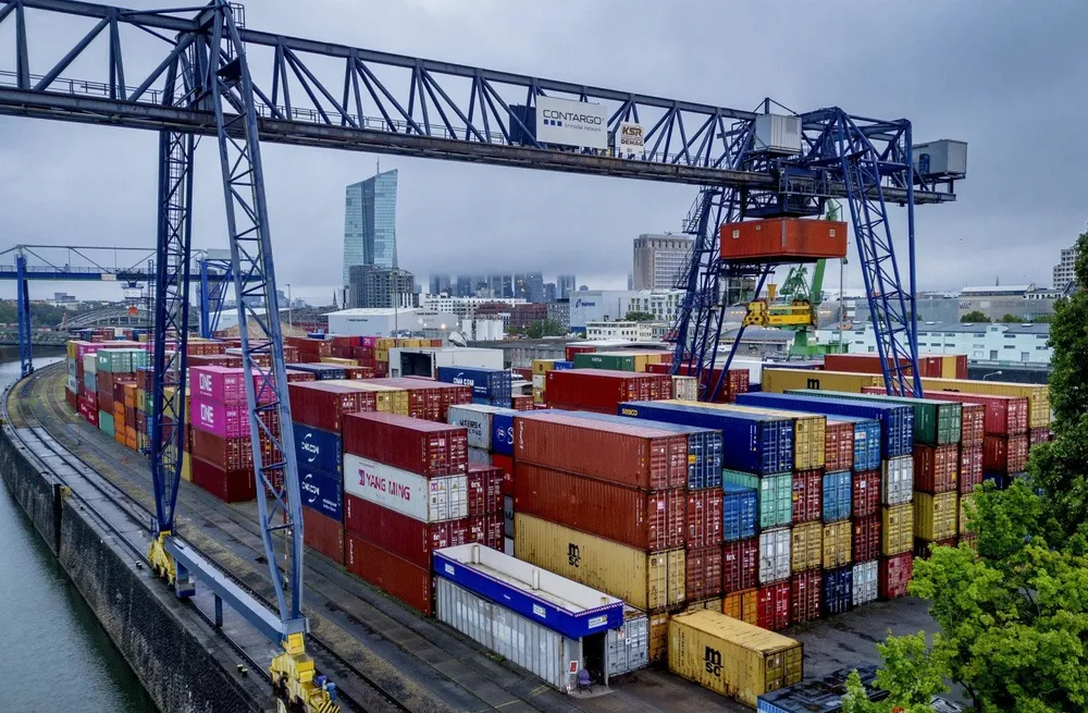 Các container tại cảng ở TP Frankfurt (Đức) vào tháng 7-2023. Ảnh: AP Ảnh chân trang(3).jpg