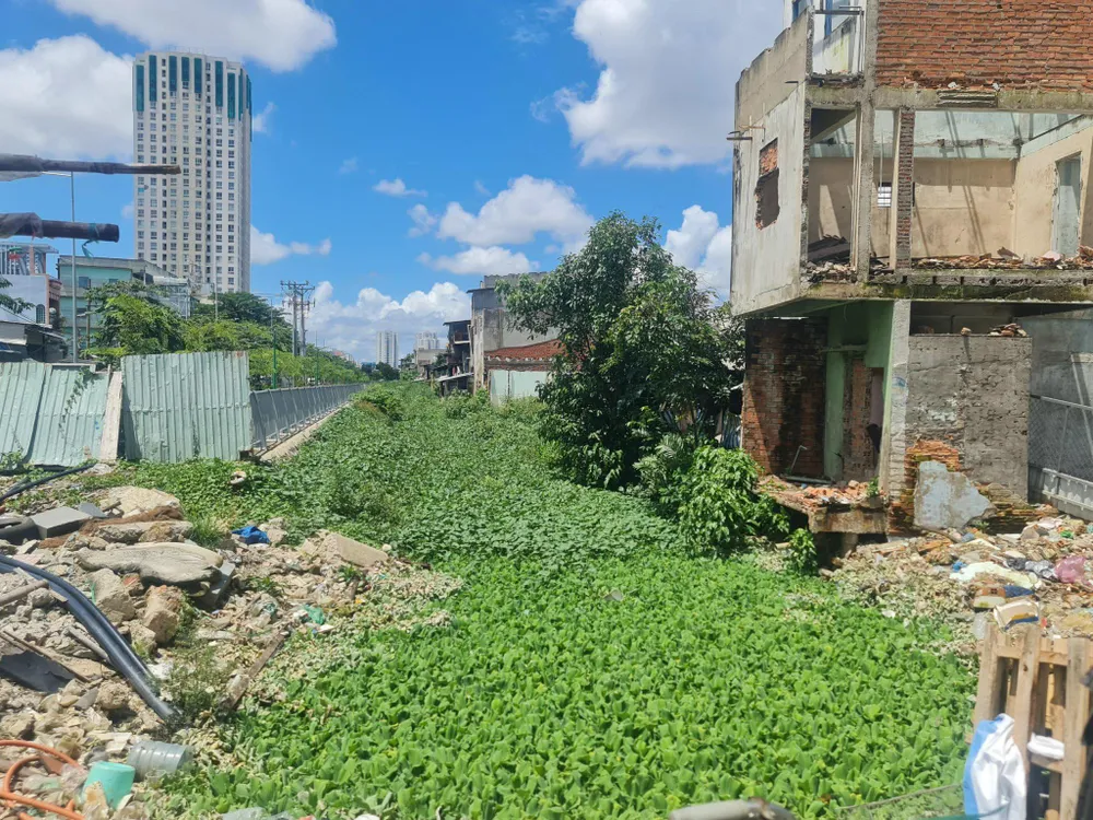 Khu vực dự án kênh Hàng Bàng, quận 6. Ảnh: N.CHÂU P8_Hinhbai.jpg