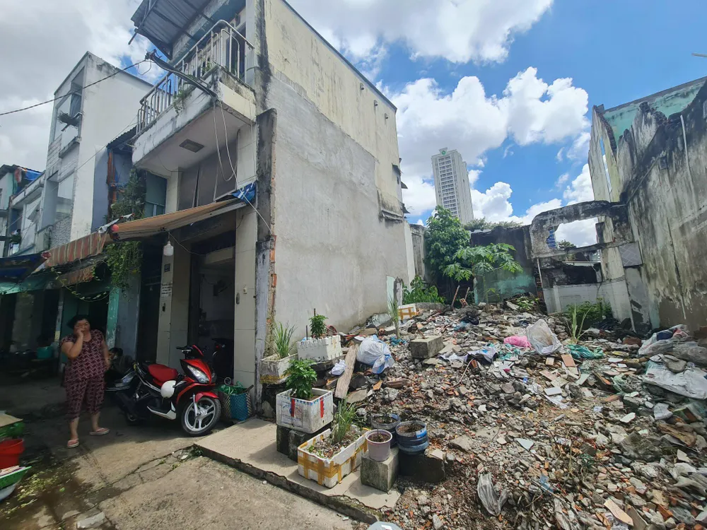 Nhiều hộ dân chưa di dời nên dự án cải tạo kênh Hàng Bàng giai đoạn 2 chưa được hoàn thành. Ảnh: NGUYỄN CHÂU P8_hinhBOX.jpg