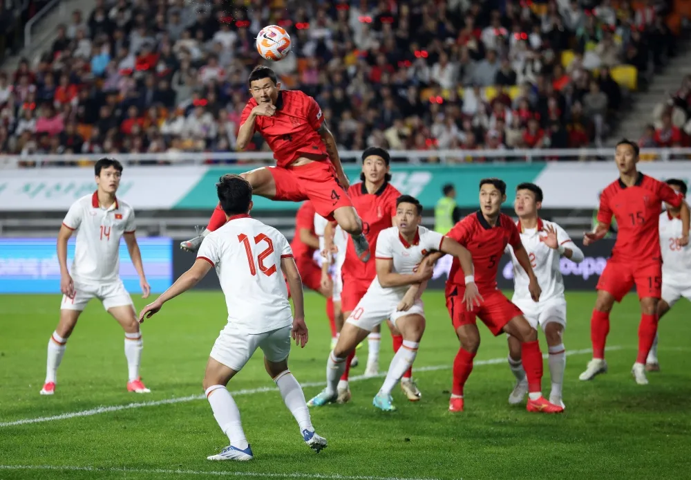 Bàn mở tỉ số từ quả phạt góc và cú đánh đầu của Kim Min-jae trong thế không bị ai kèm. Ảnh: REUTERS 1_15_BAICHINH_HanQuoc_Vietnam_6-0_OCT_2023_950.jpg