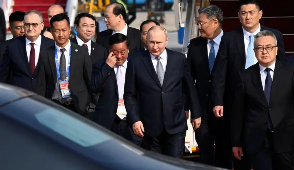 Tổng thống Nga Vladimir Putin đến Bắc Kinh vào ngày 17-10 để dự Diễn đàn cấp cao hợp tác quốc tế “Vành đai và Con đường” lần thứ ba. Ảnh: PARKER SONG/REUTERS anh chan trang 18-10.png