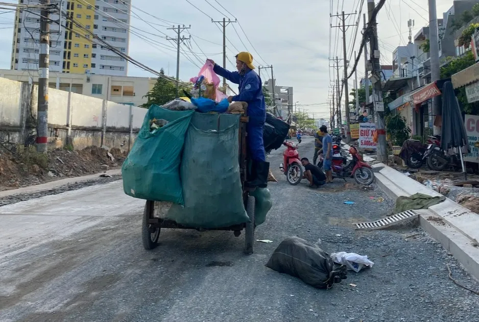 Lực lượng thu gom rác tại phường Linh Trung, TP Thủ Đức. Ảnh: NC P9-bai_16-10_nguyenchau_thuphirac_1h-thylan.jpg